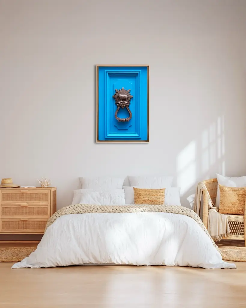 Porte_Bleu_Mouton_toile_encadre_chambre_osier.webp