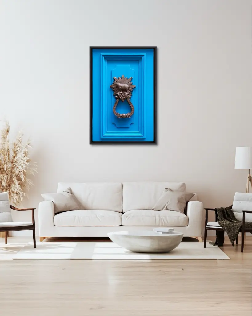Porte_Bleu_Mouton_toile_encadre_salon_beige_tissus_moderne.webp