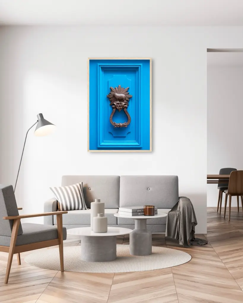 Porte_Bleu_Mouton_poster_encadre_salon_gris_tissus_moderne.webp
