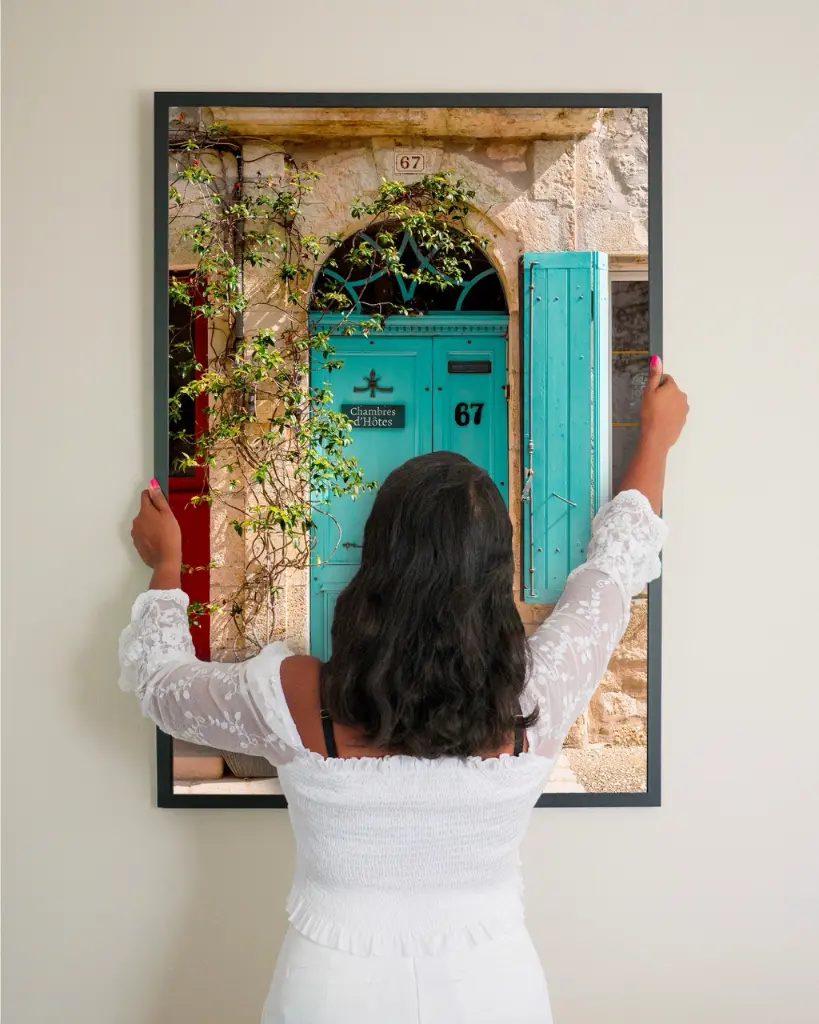 Porte_Bleu_Agenais_poster_encadre_femme_mur.webp