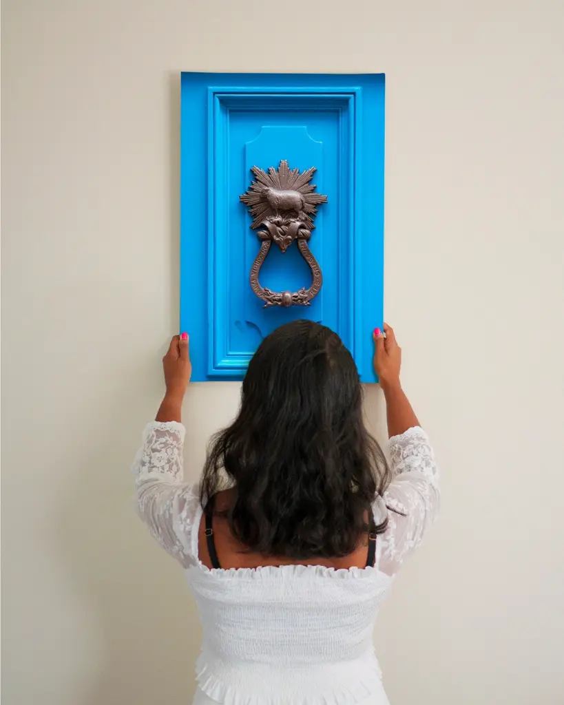 Porte_Bleu_Mouton_toile_femme_mur.webp