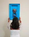 Porte_Bleu_Mouton_toile_femme_mur.webp