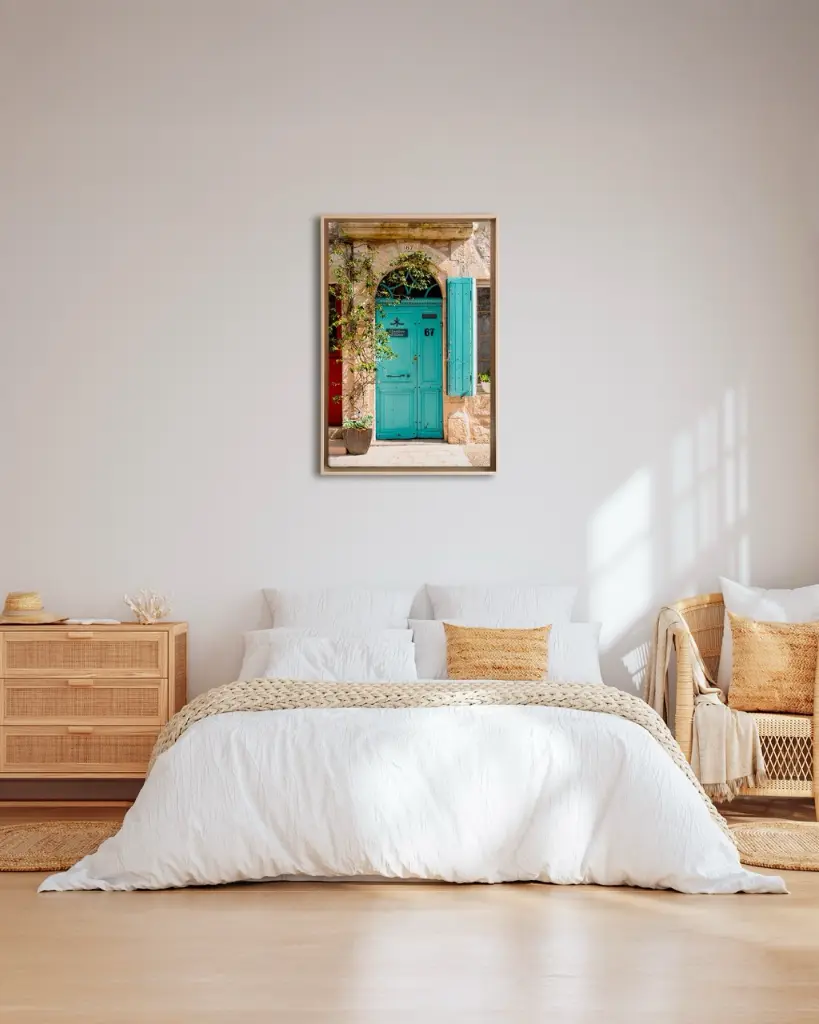 Porte_Bleu_Agenais_toile_encadre_chambre_osier.webp