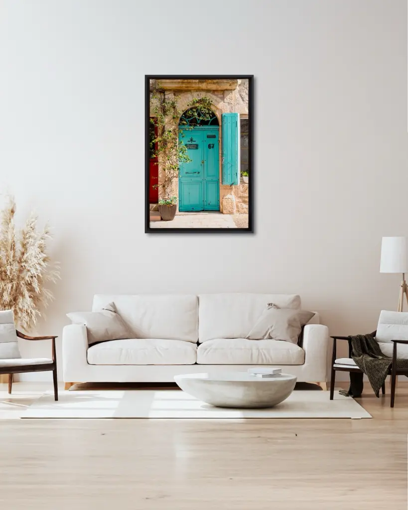 Porte_Bleu_Agenais_toile_encadre_salon_beige_tissus_moderne.webp
