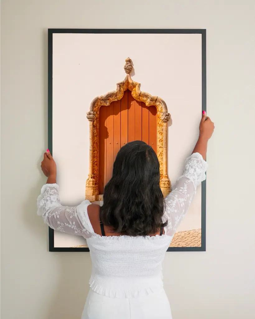 Porte_Tiny Door_Marron_poster_encadre_femme_mur.webp