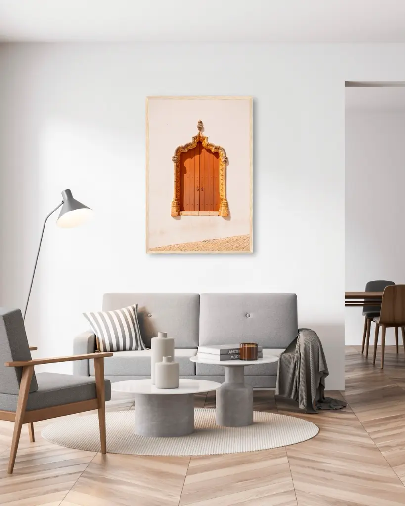 Porte_Tiny Door_Marron_poster_encadre_salon_gris_tissus_moderne.webp