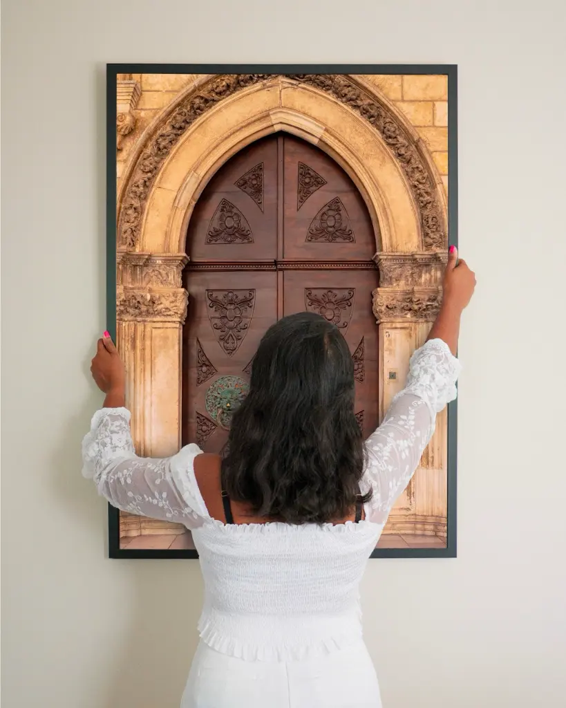 Porte_Dubrovnik_poster_encadre_femme_mur.webp
