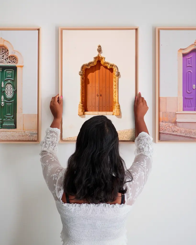 Porte_Tiny Door_Marron_toile_encadre_femme_mur.webp