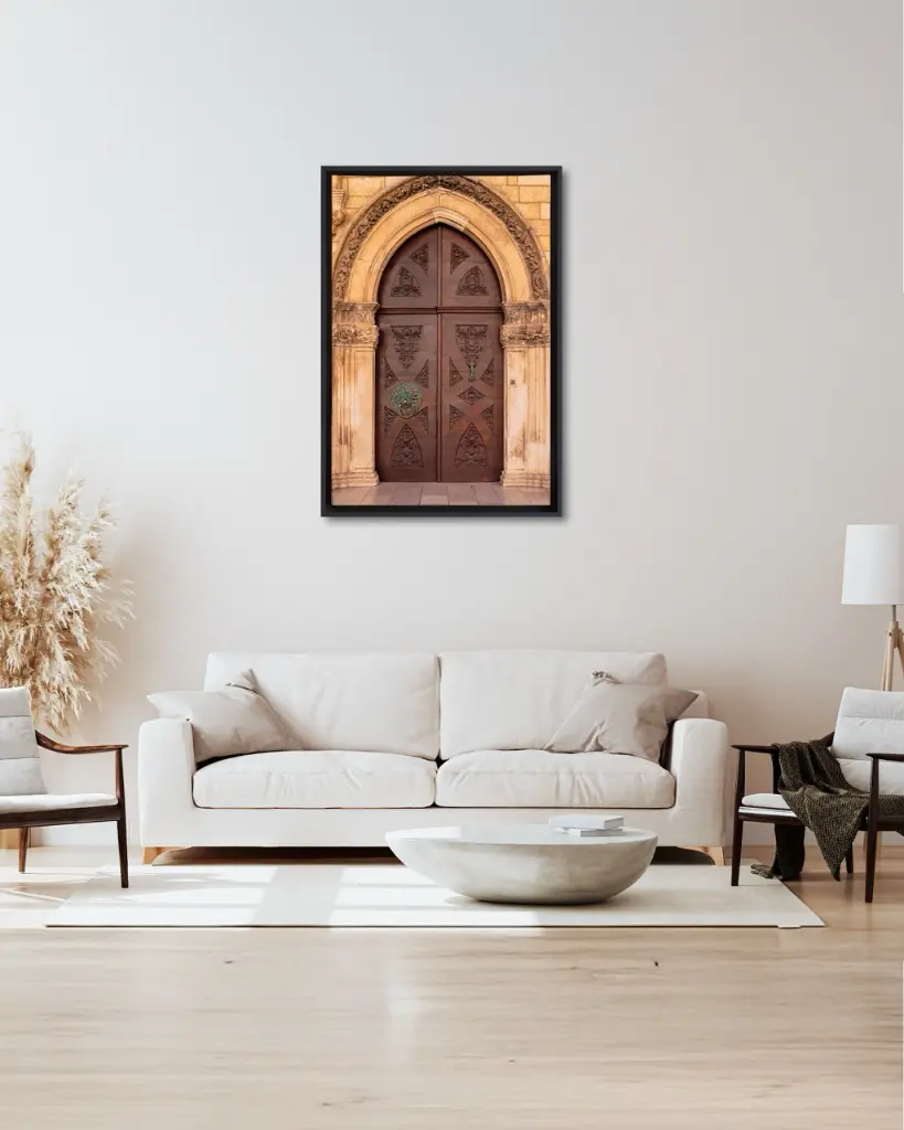 Porte_Dubrovnik_toile_encadre_salon_beige_tissus_moderne.webp