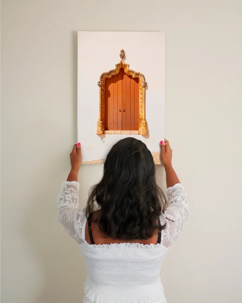 Porte_Tiny Door_Marron_toile_femme_mur.webp