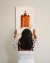 Porte_Tiny Door_Marron_toile_femme_mur.webp