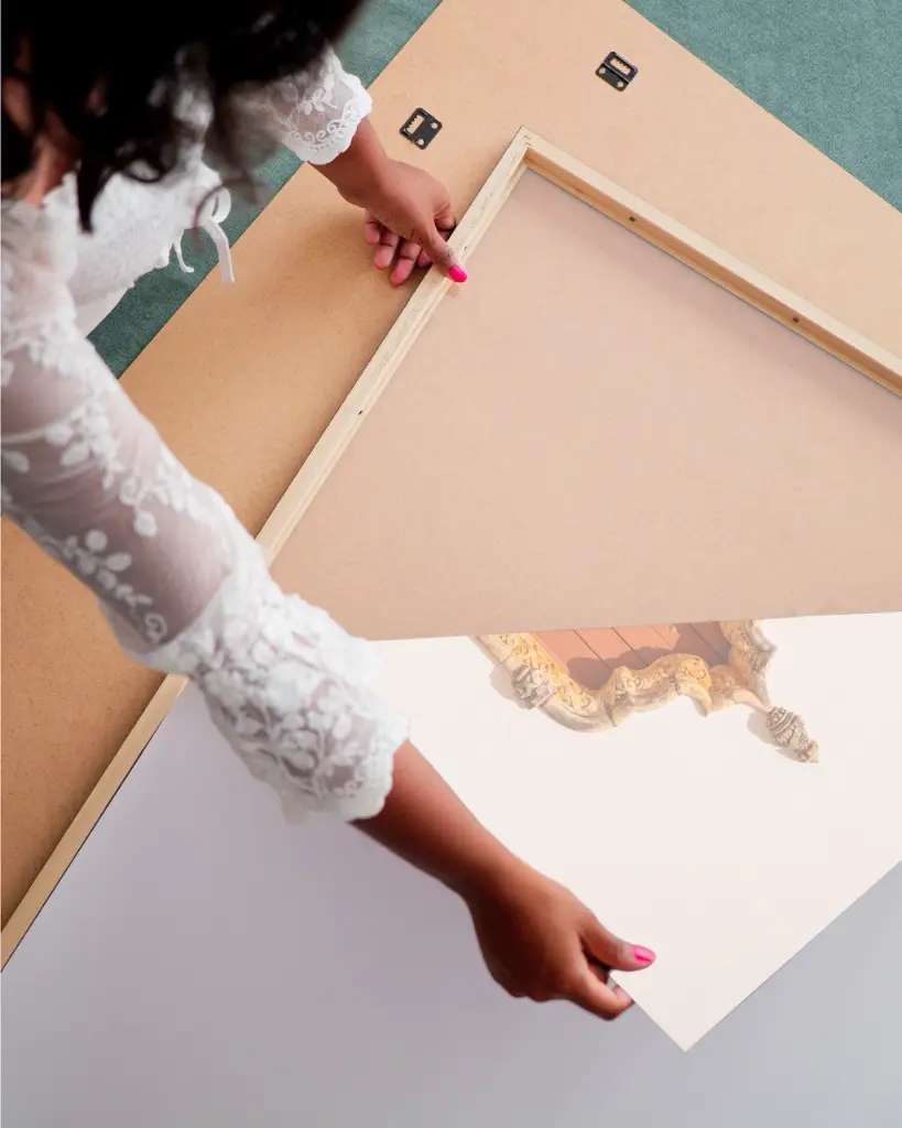 Porte_Tiny Door_Marron_poster_femme_cadre.webp