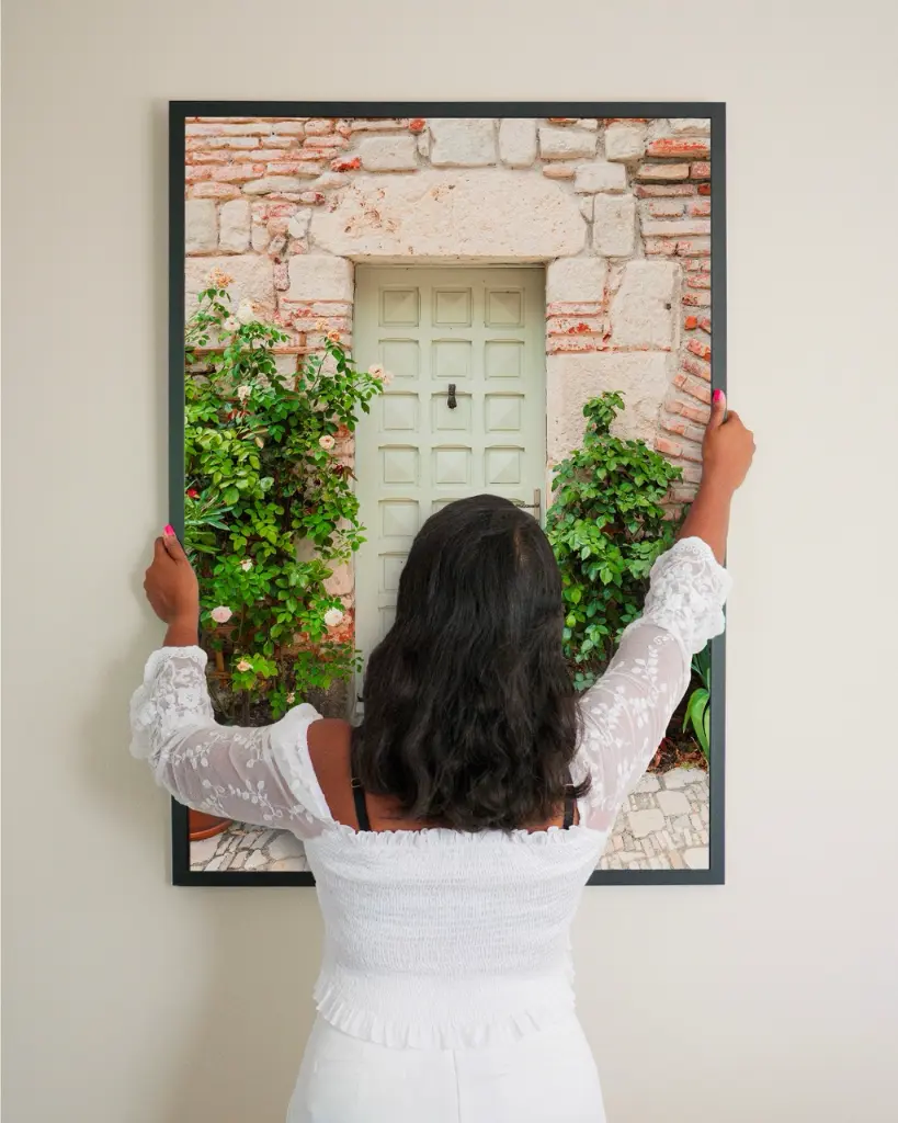 Porte_Penne d'Agenais_poster_encadre_femme_mur.webp