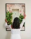 Porte_Penne d'Agenais_poster_encadre_femme_mur.webp