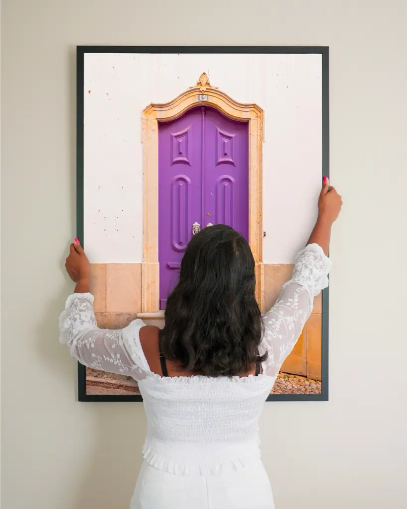 Porte_violet_poster_encadre_femme_mur - Grande.webp