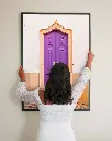 Porte_violet_poster_encadre_femme_mur - Grande.webp