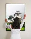 Château_Himeji_poster_cadre_3_femme_mur.webp