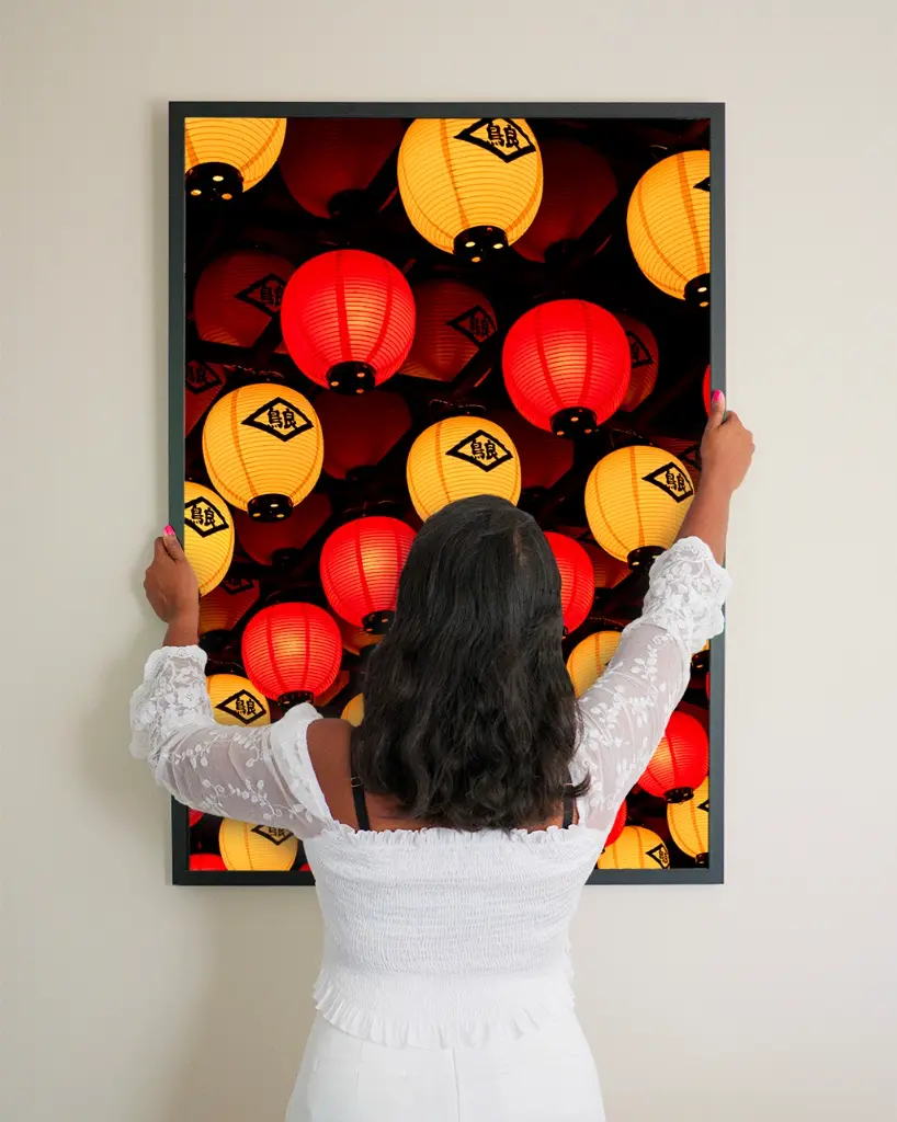 Lanternes_Japon_poster_cadre_3_femme_mur.webp