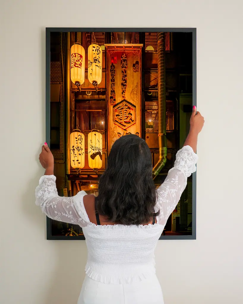 Devanture_Restaurant_Kochi_poster_cadre_3_femme_mur.webp