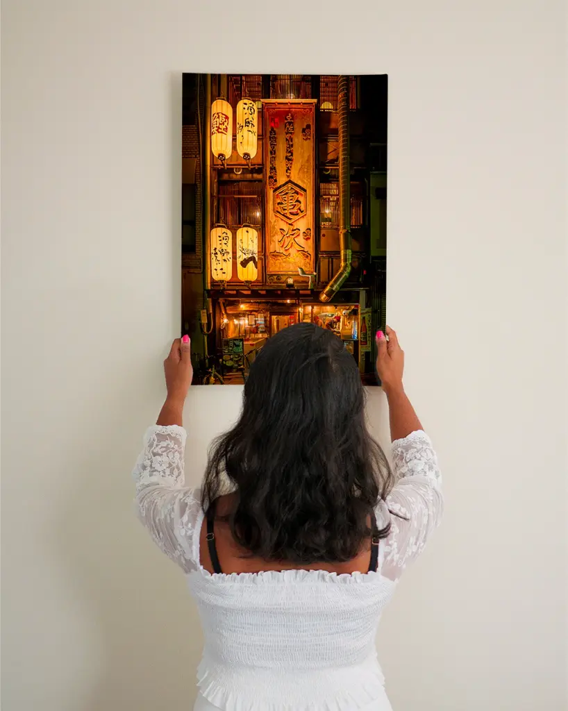 Devanture_Restaurant_Kochi_toile_simple_3_femme_mur.webp