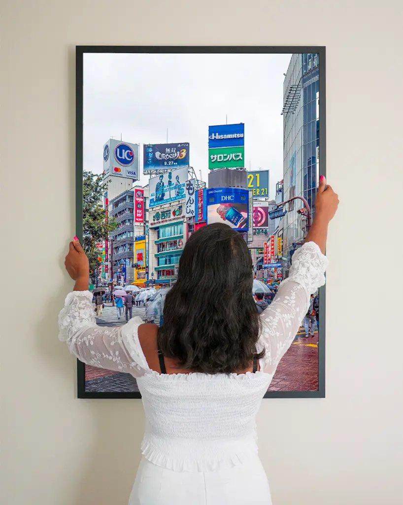 Shibya_Crossing_Pluie_poster_cadre_3_femme_mur.webp
