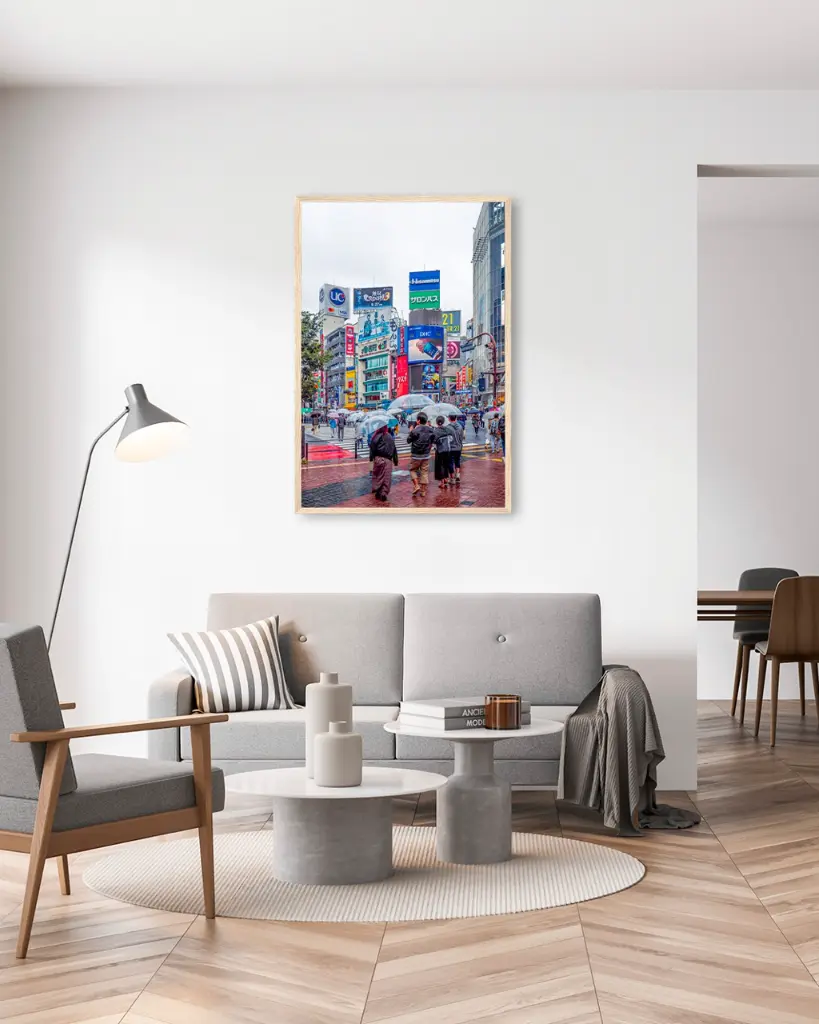 Shibya_Crossing_Pluie_poster_cadre_2_salon_gris_tissus_moderne.webp