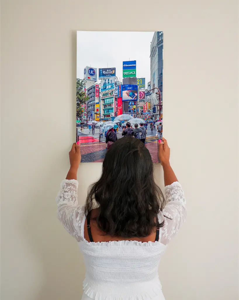 Shibya_Crossing_Pluie_toile_simple_3_femme_mur.webp