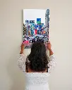 Shibya_Crossing_Pluie_toile_simple_3_femme_mur.webp