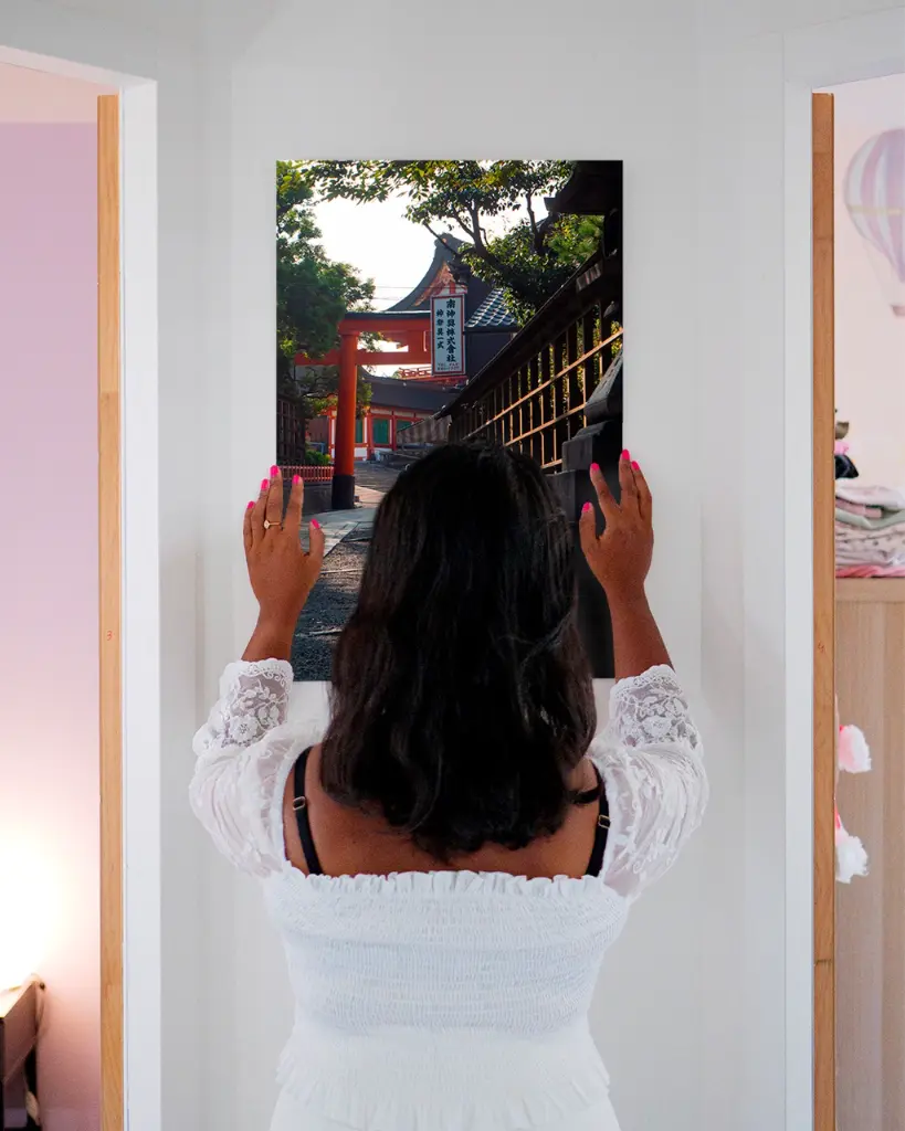 Temple_Inari_Kyoto_Papi_aluminium_3_femme_mur.webp