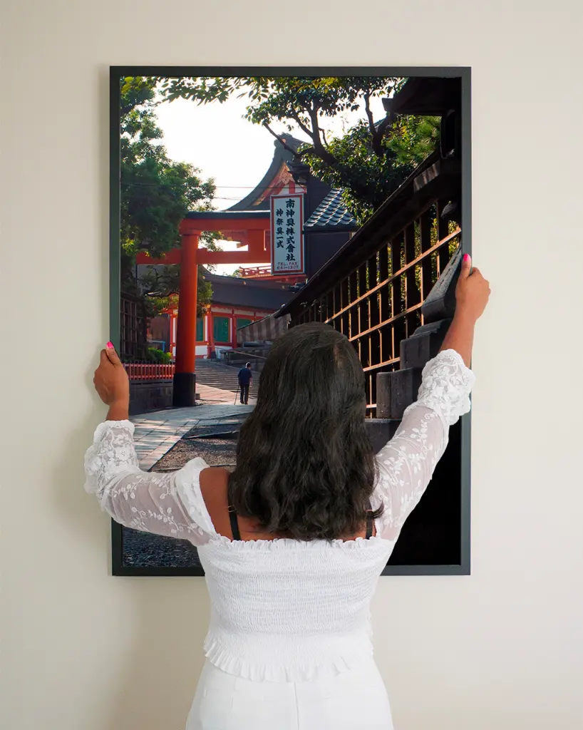 Temple_Inari_Kyoto_Papi_poster_cadre_3_femme_mur.webp