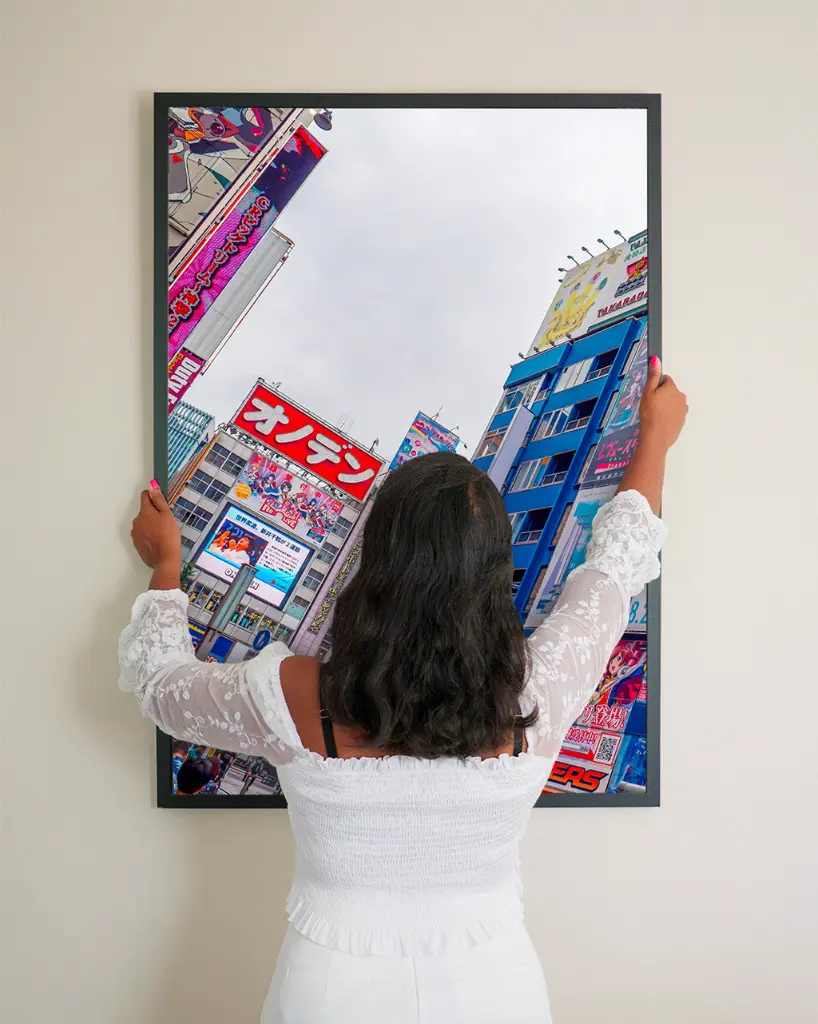 Tokyo_Publicité_poster_cadre_3_femme_mur.webp