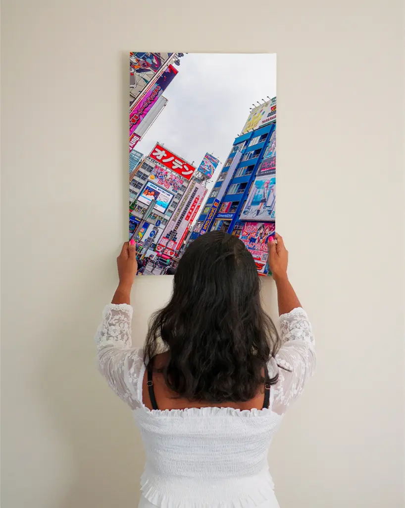 Tokyo_Publicité_toile_simple_3_femme_mur.webp