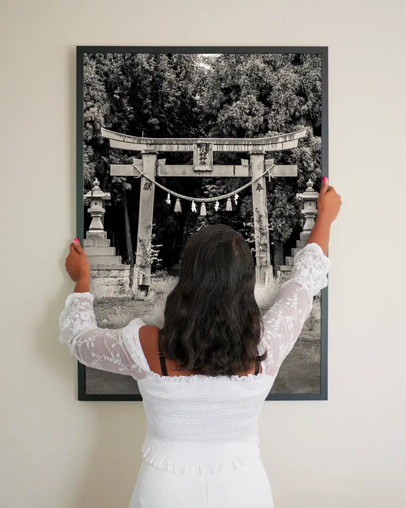 Temple_Torii_Kochi_poster_cadre_3_femme_mur.webp
