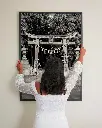 Temple_Torii_Kochi_poster_cadre_3_femme_mur.webp