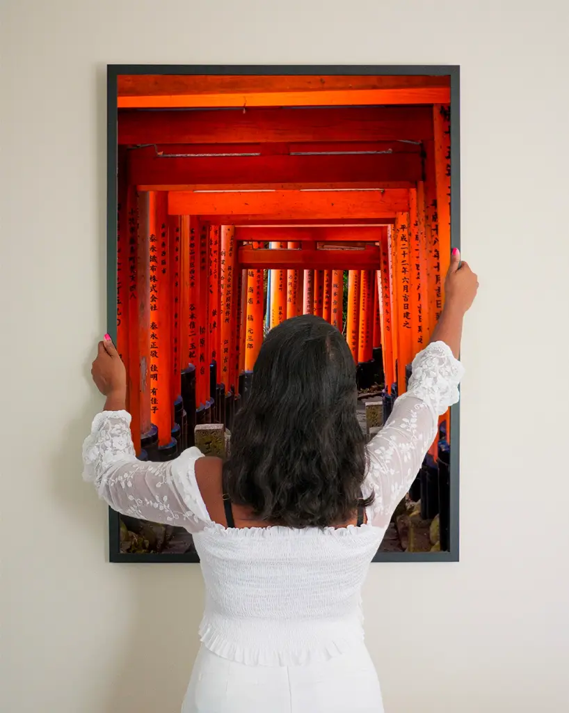 Torii_Temple_Inari_poster_cadre_3_femme_mur.webp