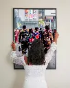Groupe_Tradition_Ville_poster_cadre_3_femme_mur.webp