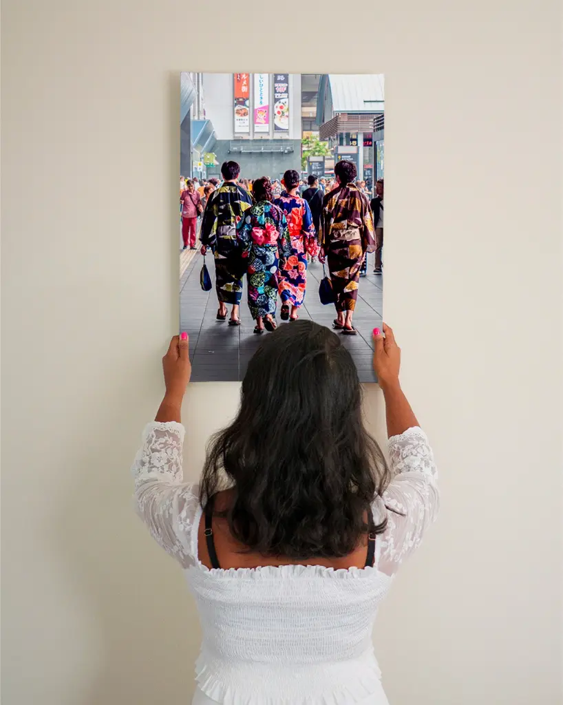 Groupe_Tradition_Ville_toile_simple_3_femme_mur.webp