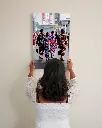 Groupe_Tradition_Ville_toile_simple_3_femme_mur.webp