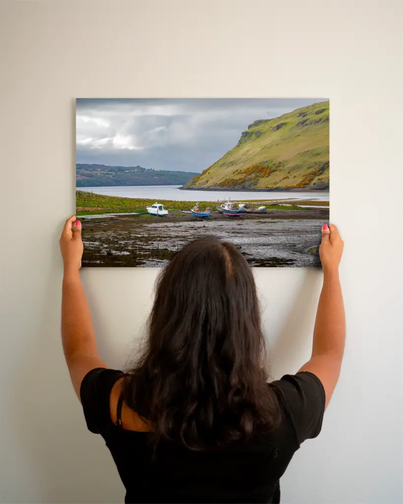 Skye_bateau_montagne_scotland_aluminium_3_femme_mur.webp