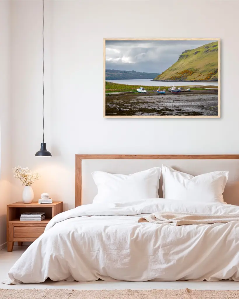 Skye_bateau_montagne_scotland_poster_cadre_5_chambre_scandinave_moderne.webp