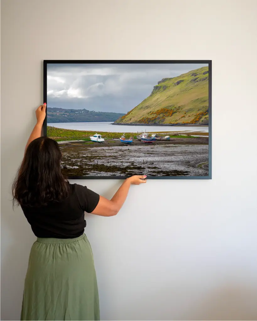 Skye_bateau_montagne_scotland_poster_cadre_3_femme_mur.webp