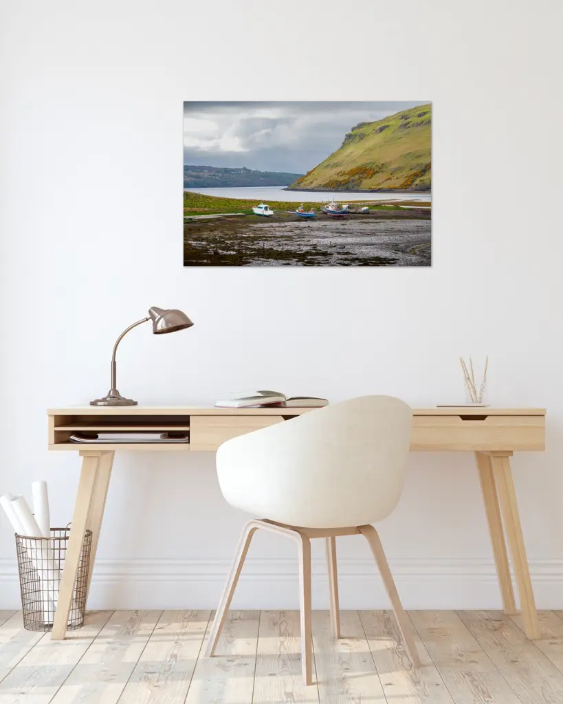 Skye_bateau_montagne_scotland_fine art_2_bureau_scandinave_moderne.webp