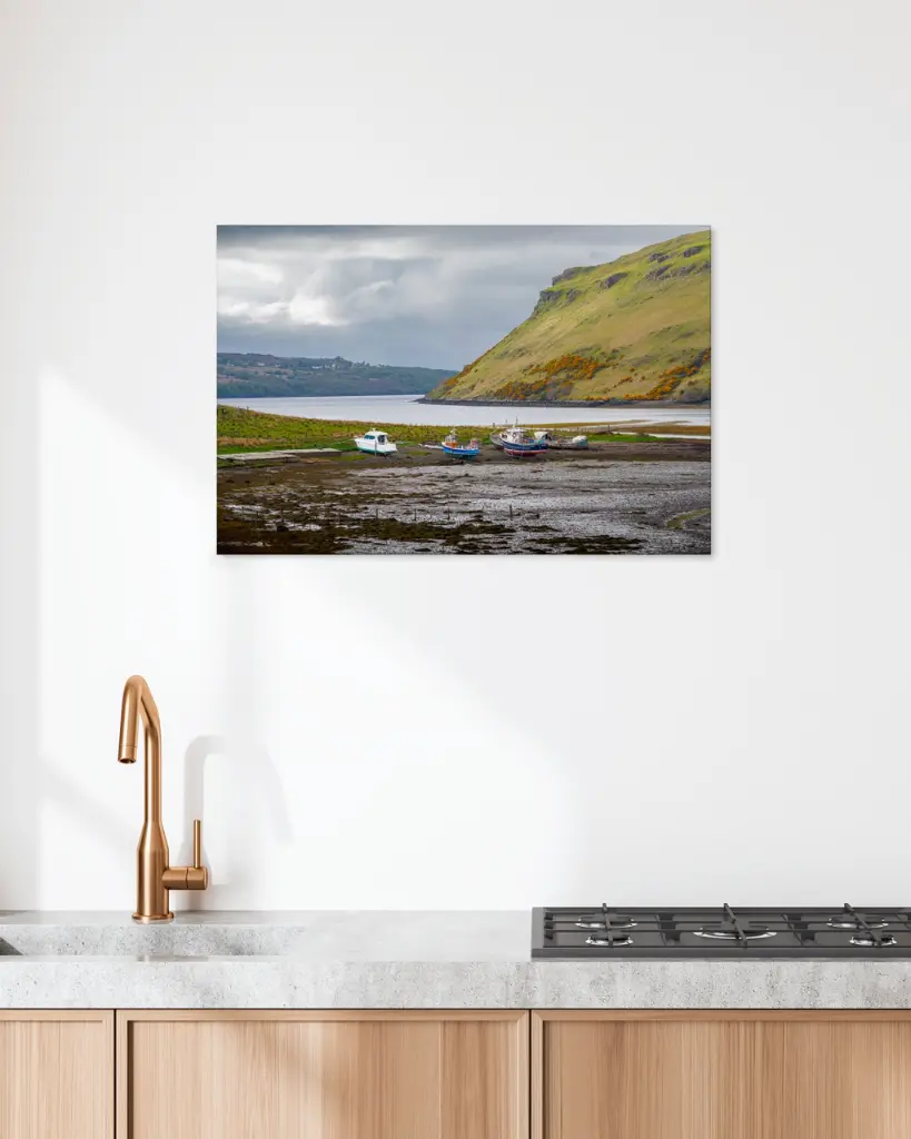 Skye_bateau_montagne_scotland_toile_simple_5_cuisine_scandinave_moderne.webp