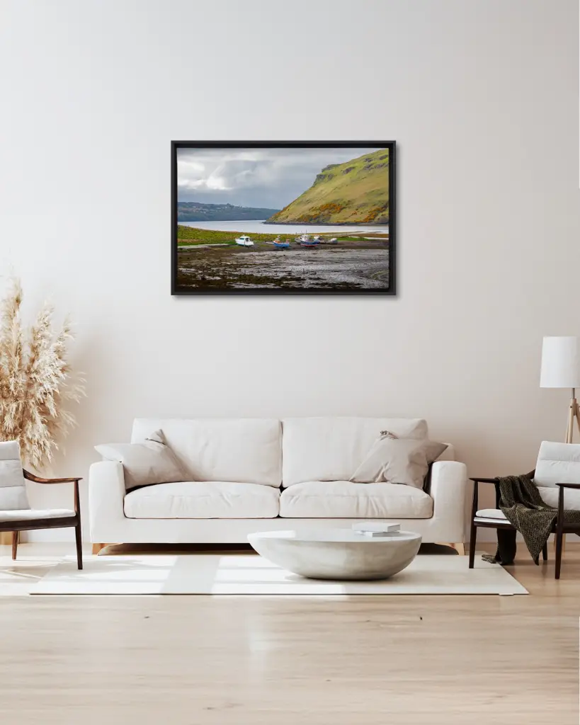 Skye_bateau_montagne_scotland_toile_cadre_2_salon_beige_tissus_moderne.webp