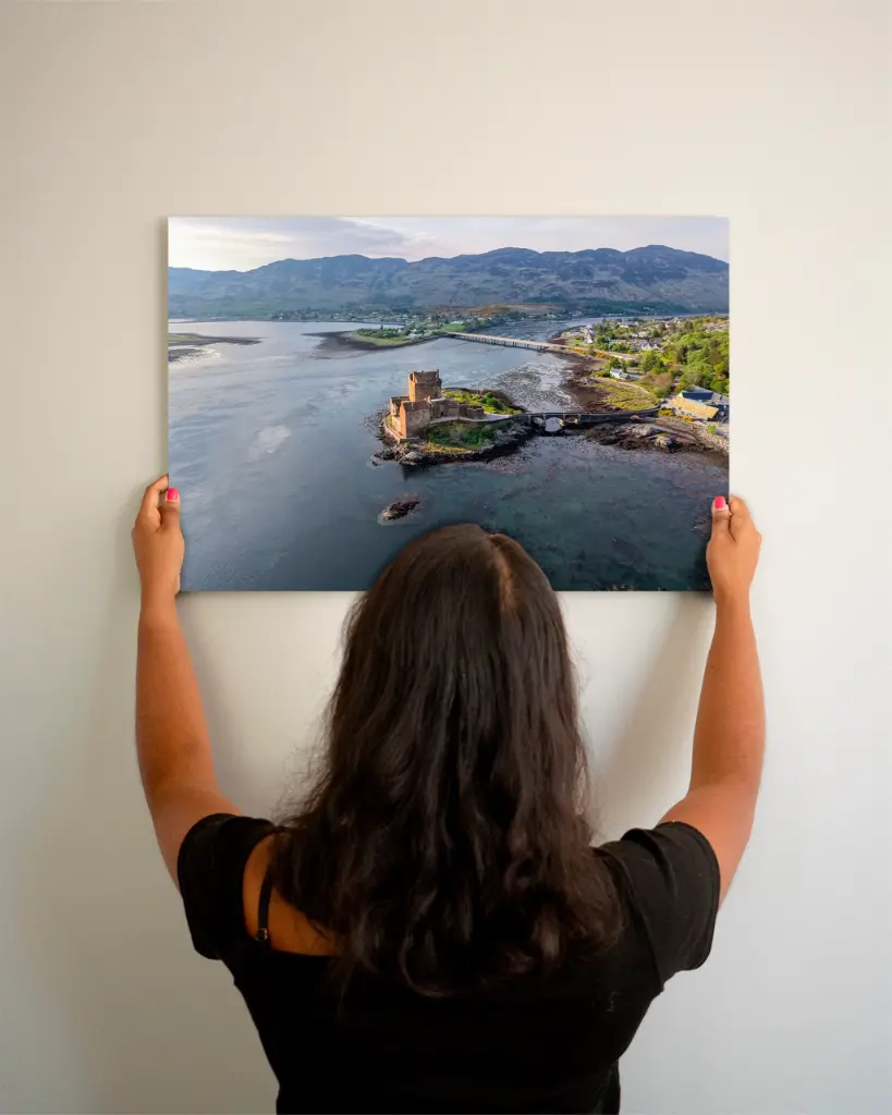 Eilean_donan_chateau_drone_sctoland_aluminium_3_femme_mur.webp