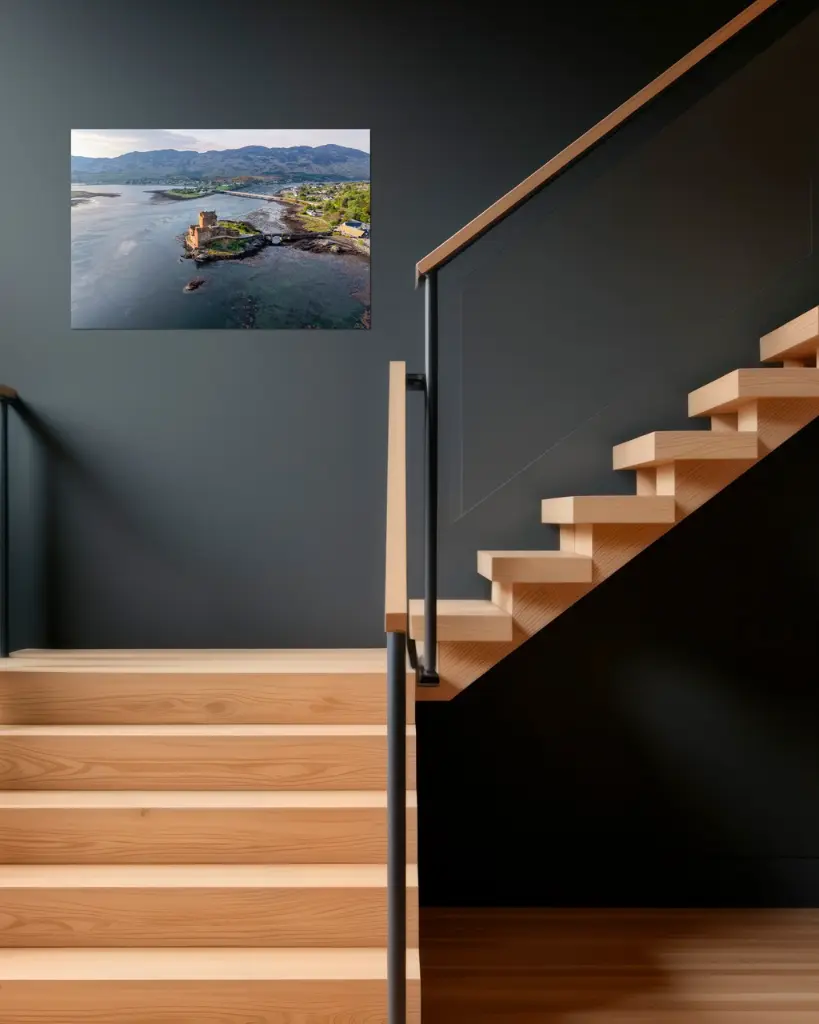Eilean_donan_chateau_drone_sctoland_aluminium_5_escalier_bois_moderne.webp