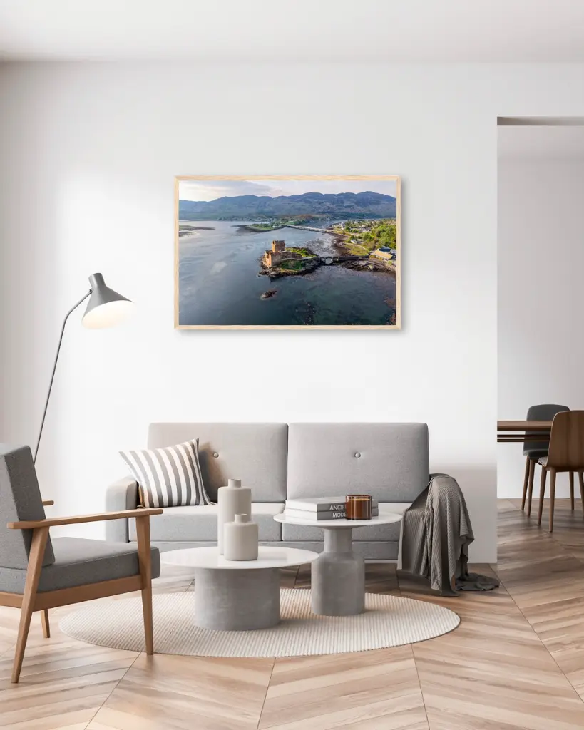 Eilean_donan_chateau_drone_sctoland_poster_cadre_2_salon_gris_tissus_moderne.webp
