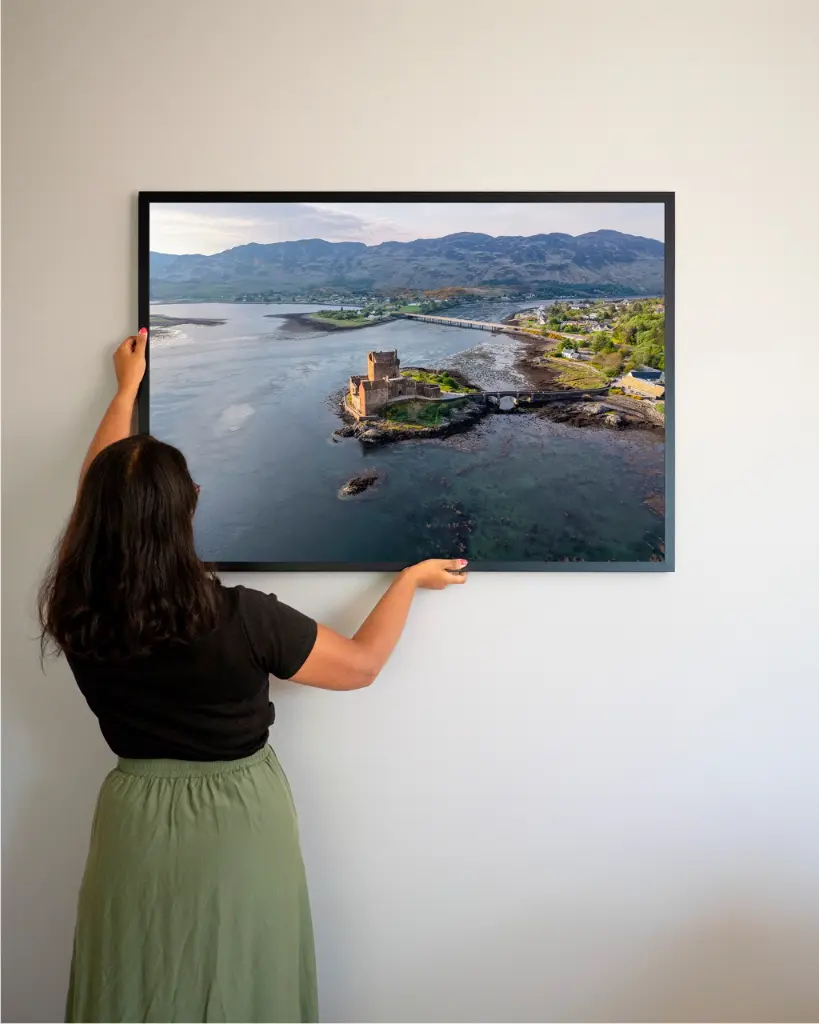 Eilean_donan_chateau_drone_sctoland_poster_cadre_3_femme_mur.webp