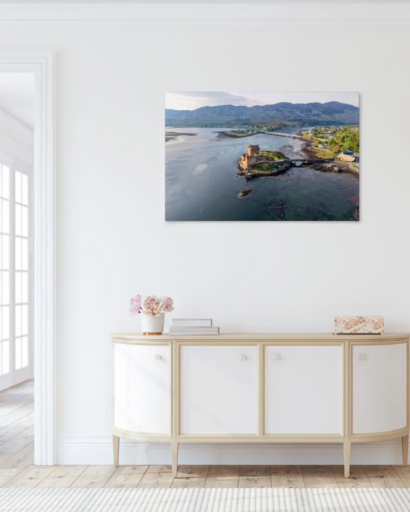 Eilean_donan_chateau_drone_sctoland_toile_simple_2_couloir_ancien.webp