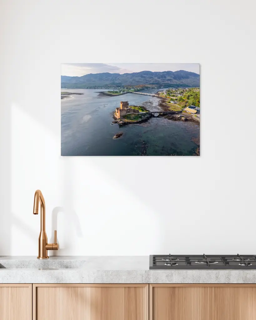 Eilean_donan_chateau_drone_sctoland_toile_simple_5_cuisine_scandinave_moderne.webp